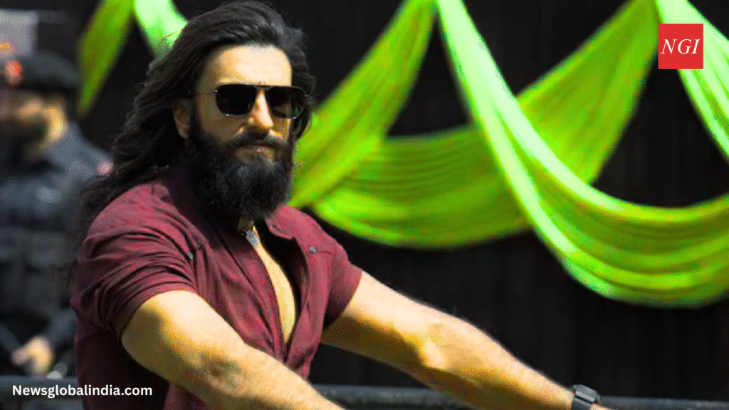 Bollywood star Ranveer Singh अपना चेहरा छिपाते नजर आए शक्स